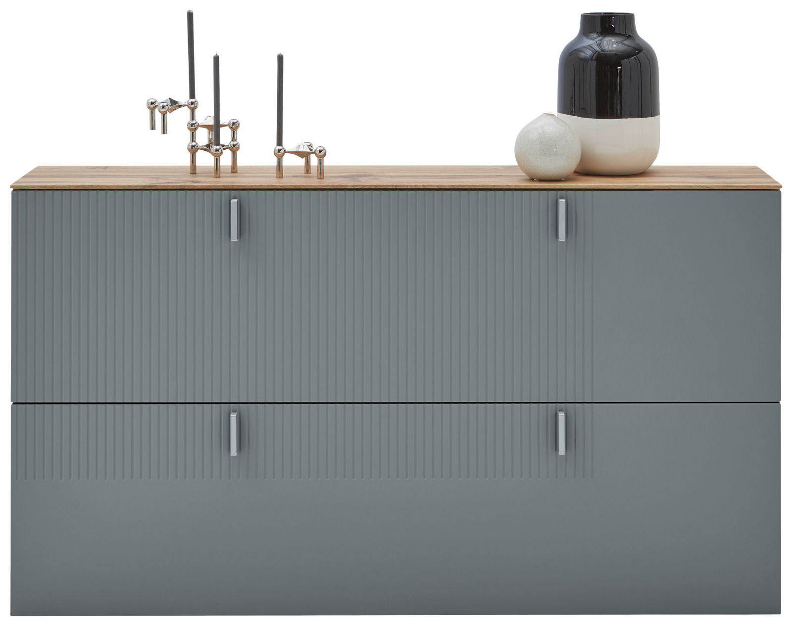 Moderner Hängeschuhschrank in grauer Farbe mit Holzoberfläche, dekoriert mit Vasen und Kerzenhaltern, Frontalansicht.