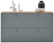 Moderner Hängeschuhschrank in grauer Farbe mit Holzoberfläche, dekoriert mit Vasen und Kerzenhaltern, Frontalansicht.