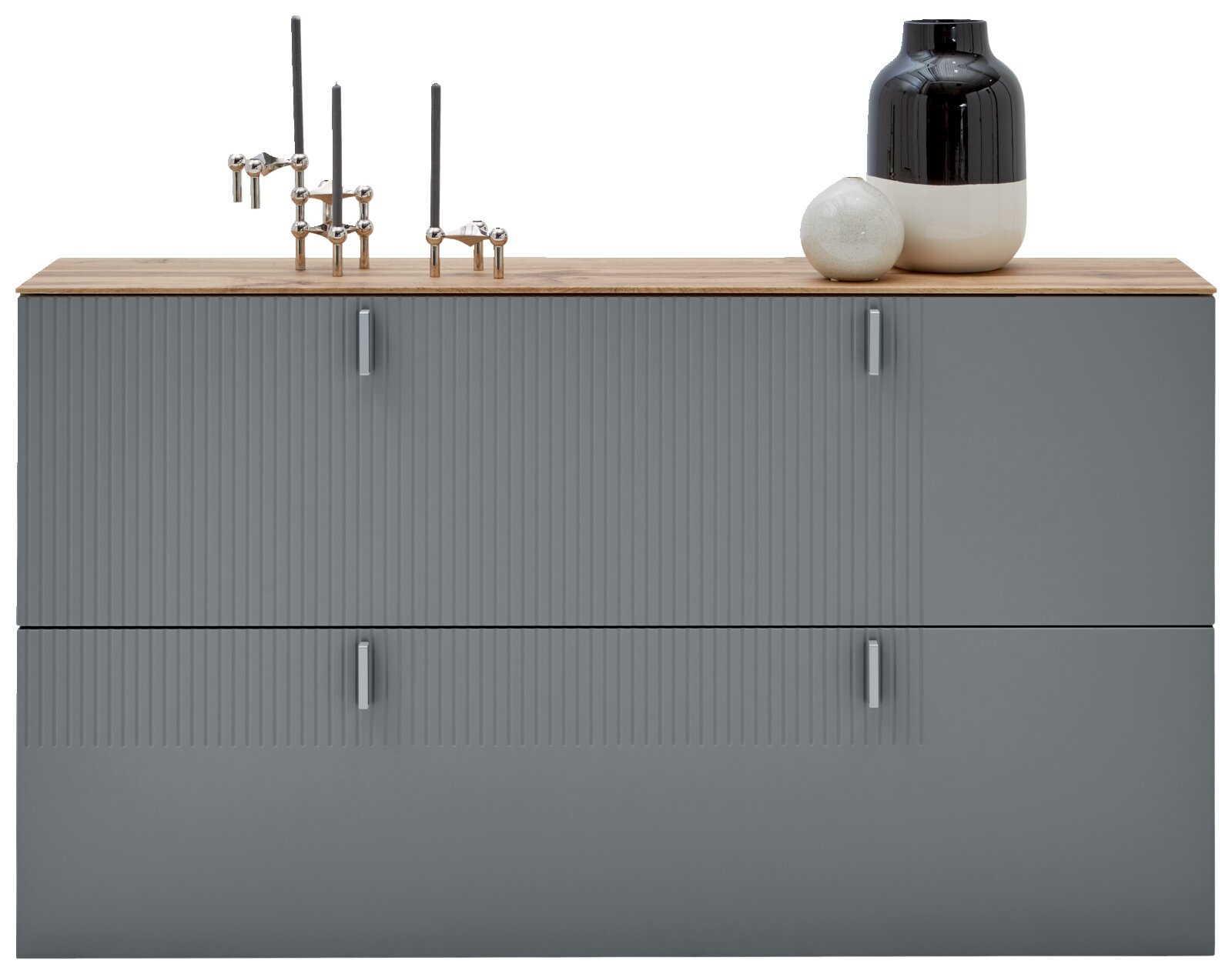 Moderne hangende schoenenkast in grijze kleur met houten afwerking, versierd met vazen en kandelaars, vooraanzicht.