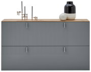 Moderne hangende schoenenkast in grijze kleur met houten afwerking, versierd met vazen en kandelaars, vooraanzicht.