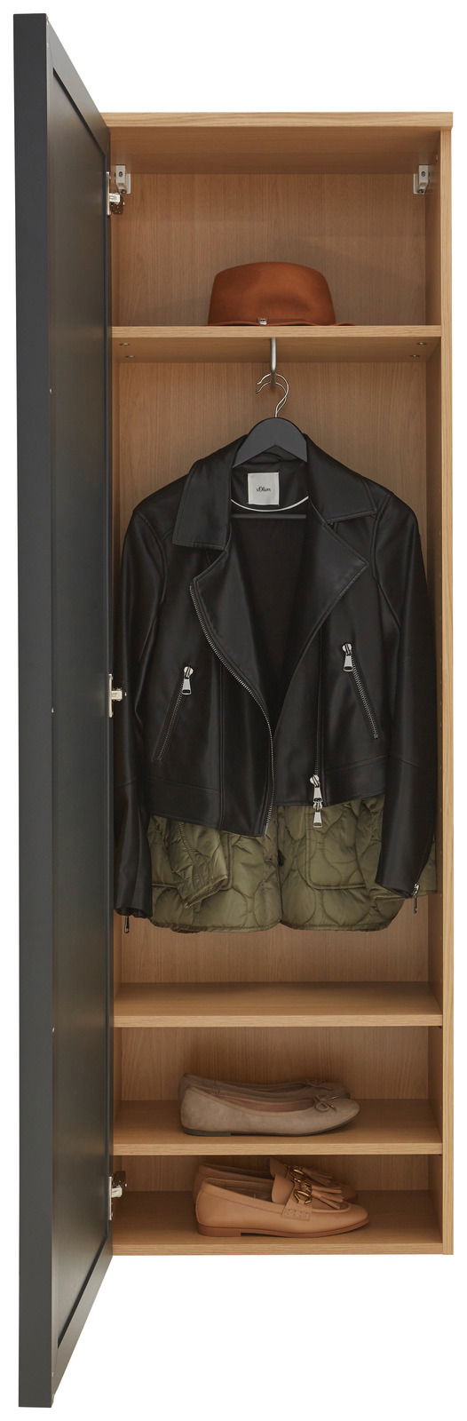 Offener Hängegarderobenschrank mit schwarzer Tür, zeigt Innenansicht mit Hut, Jacke und Schuhen, Frontalansicht.