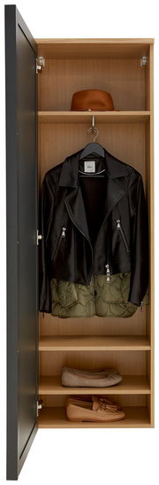 Offener Hängegarderobenschrank mit schwarzer Tür, zeigt Innenansicht mit Hut, Jacke und Schuhen, Frontalansicht.
