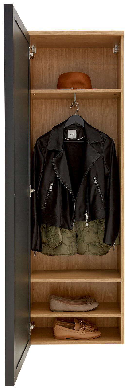 Offener Hängegarderobenschrank mit schwarzer Tür, zeigt Innenansicht mit Hut, Jacke und Schuhen, Frontalansicht.