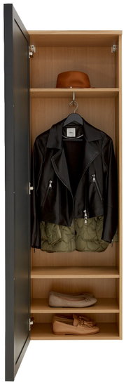 Offener Hängegarderobenschrank mit schwarzer Tür, zeigt Innenansicht mit Hut, Jacke und Schuhen, Frontalansicht.