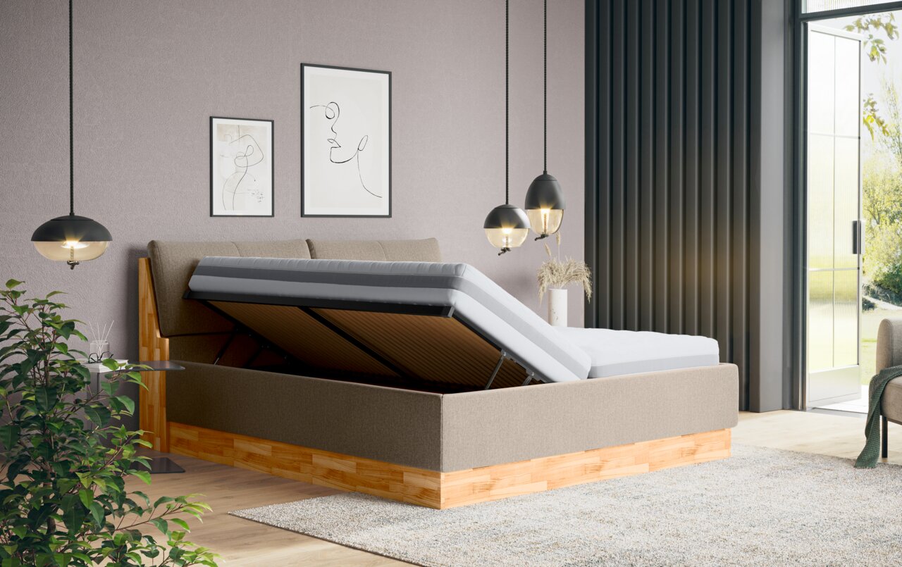Modernes Polsterbett mit hochgeklappter Matratze, seitliche Perspektive, umgeben von stilvoller Dekoration und Beleuchtung.