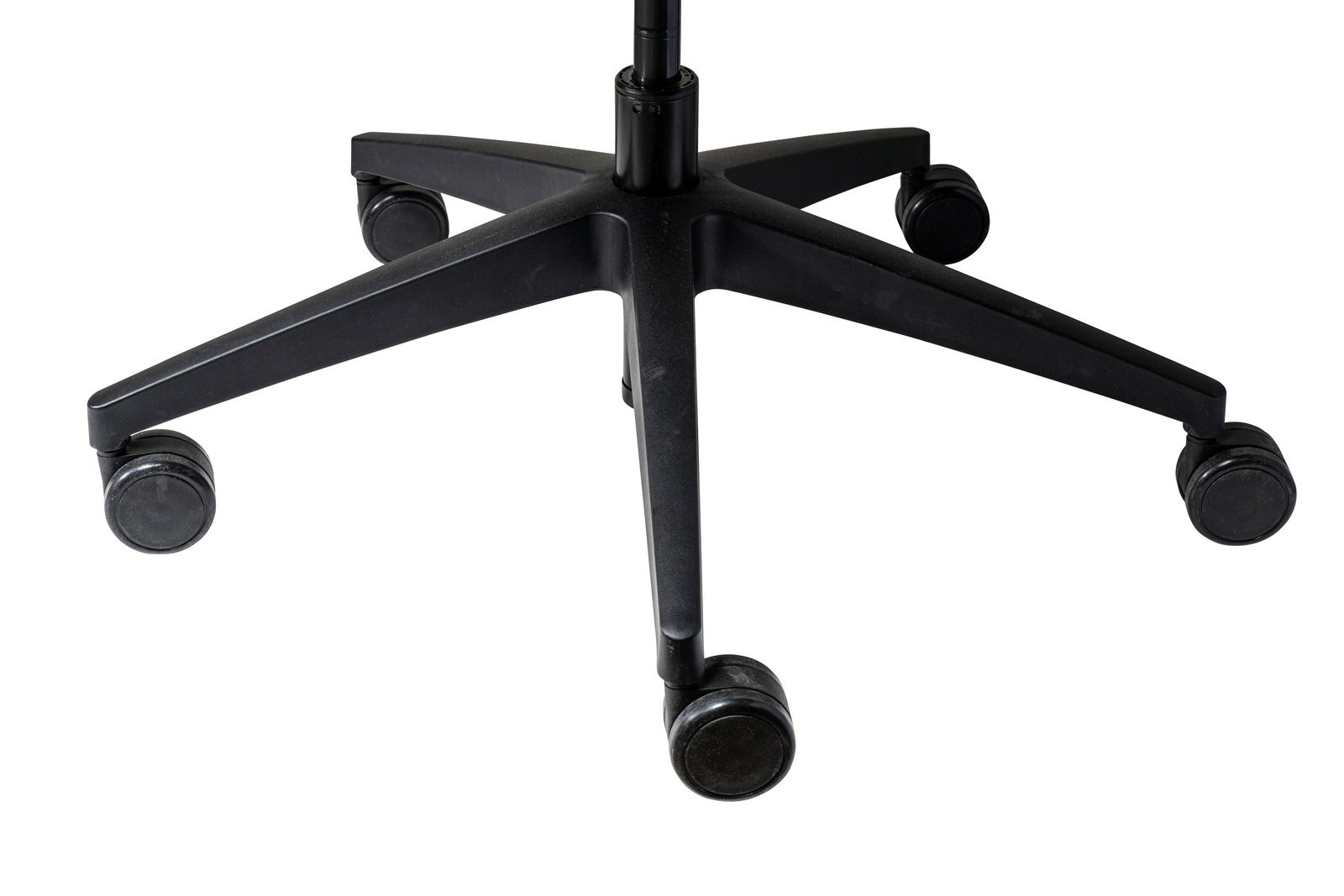 Nahaufnahme der Basis eines Bürostuhls mit fünf Rollen, von oben betrachtet.