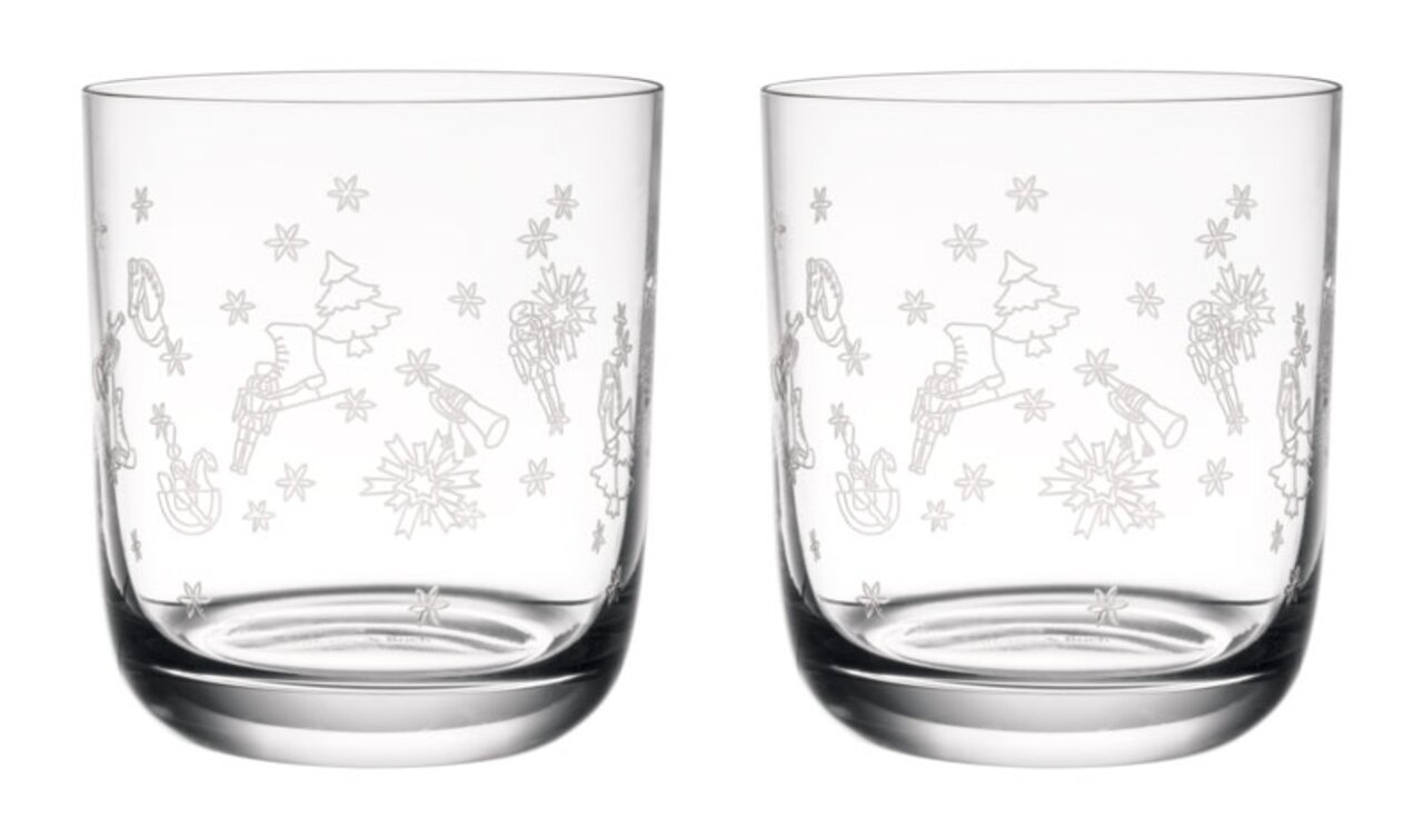 Zwei Wassergläser mit weihnachtlichen Motiven, frontal abgebildet.