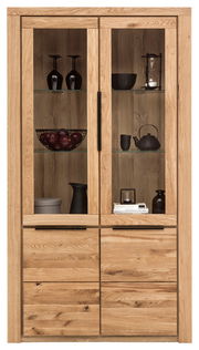 Vitrine aus Holz mit Glastüren, gefüllt mit dekorativen Objekten, frontal fotografiert.