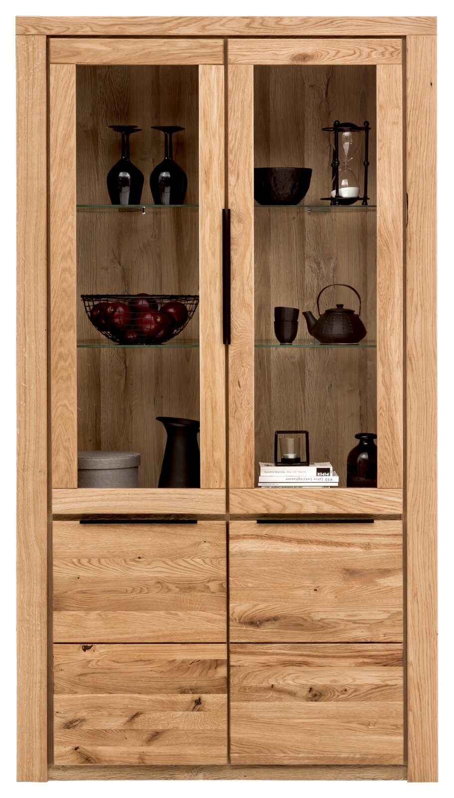 Vitrine aus Holz mit Glastüren, gefüllt mit dekorativen Objekten, frontal fotografiert.