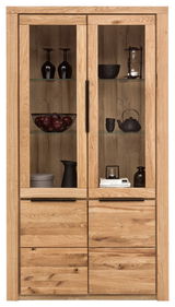 Vitrine aus Holz mit Glastüren, gefüllt mit dekorativen Objekten, frontal fotografiert.