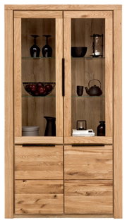 Vitrine aus Holz mit Glastüren, gefüllt mit dekorativen Objekten, frontal fotografiert.