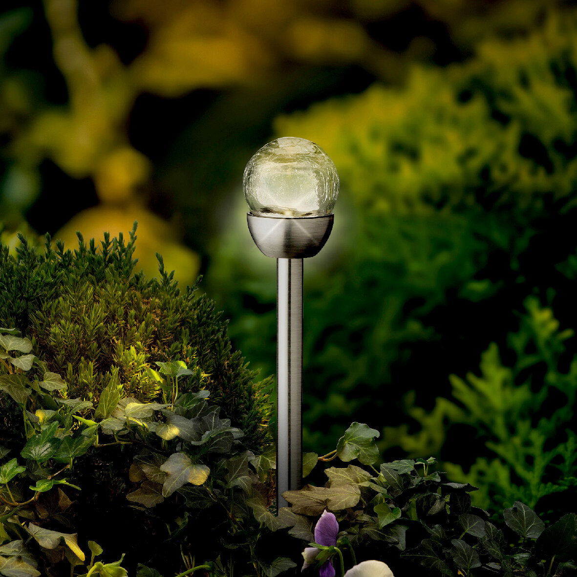 Lumineo Solar 6er-Stabbeleuchtung Solar Stabbeleuchtung aus Edelstahl in einem Garten, seitliche Perspektive