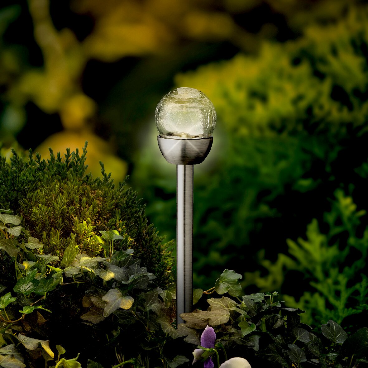 Lumineo Solar 6er-Stabbeleuchtung Solar Stabbeleuchtung aus Edelstahl in einem Garten, seitliche Perspektive