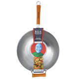 Vorderansicht eines 36cm Excellence Woks aus Karbonstahl mit Holzgriff und Verpackung von Ken Hom.