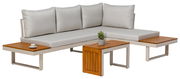 Moderne Gartenlounge mit hellen Kissen und integrierten Holztischen, seitliche Perspektive