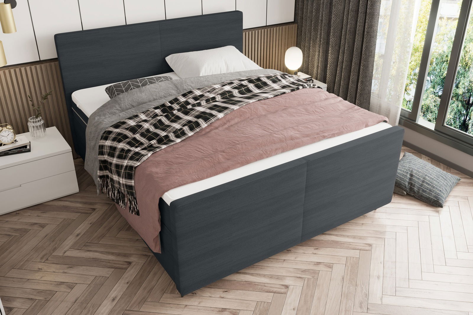 Boxspringbett in modernem Schlafzimmer, seitliche Perspektive, mit grauem Kopfteil und gemusterten Decken.
