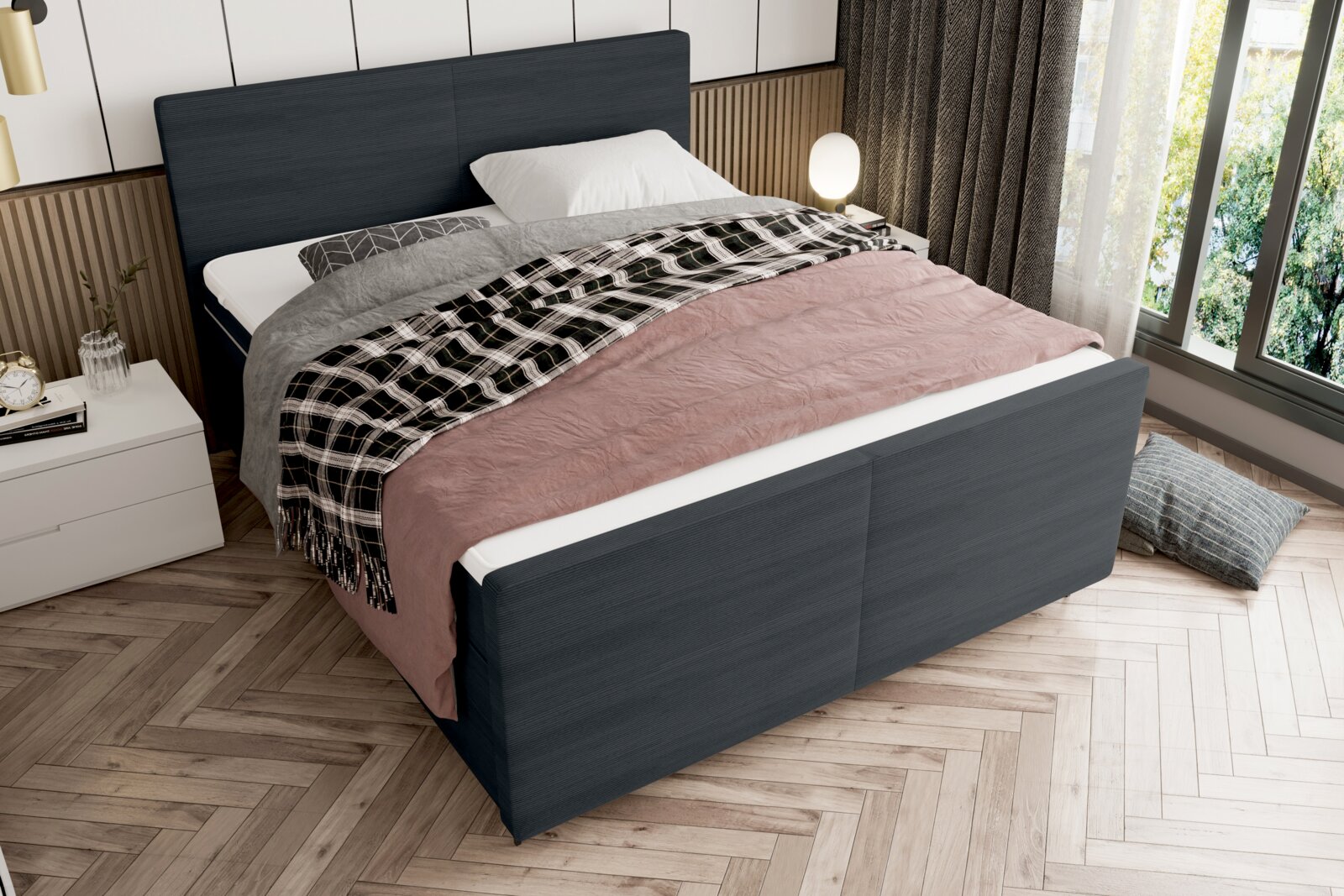 Boxspringbett in modernem Schlafzimmer, seitliche Perspektive, mit grauem Kopfteil und gemusterten Decken.