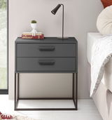 Moderne Nachtkommode in dunklem Grau mit zwei Schubladen, minimalistisches Design, seitliche Perspektive