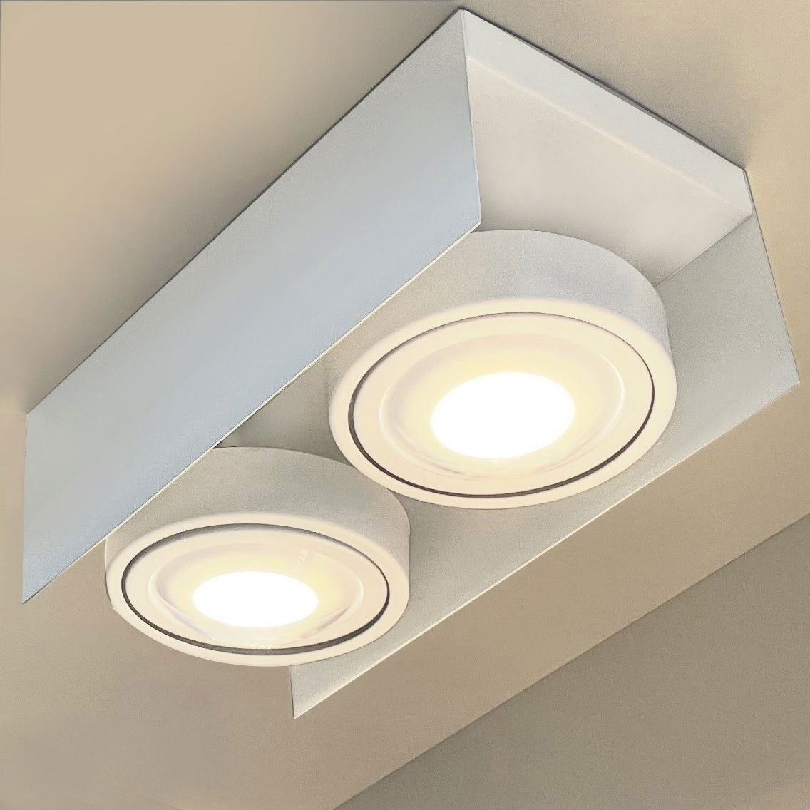 Moderne LED Aufbauleuchte mit zwei runden Lichtquellen, von unten betrachtet.