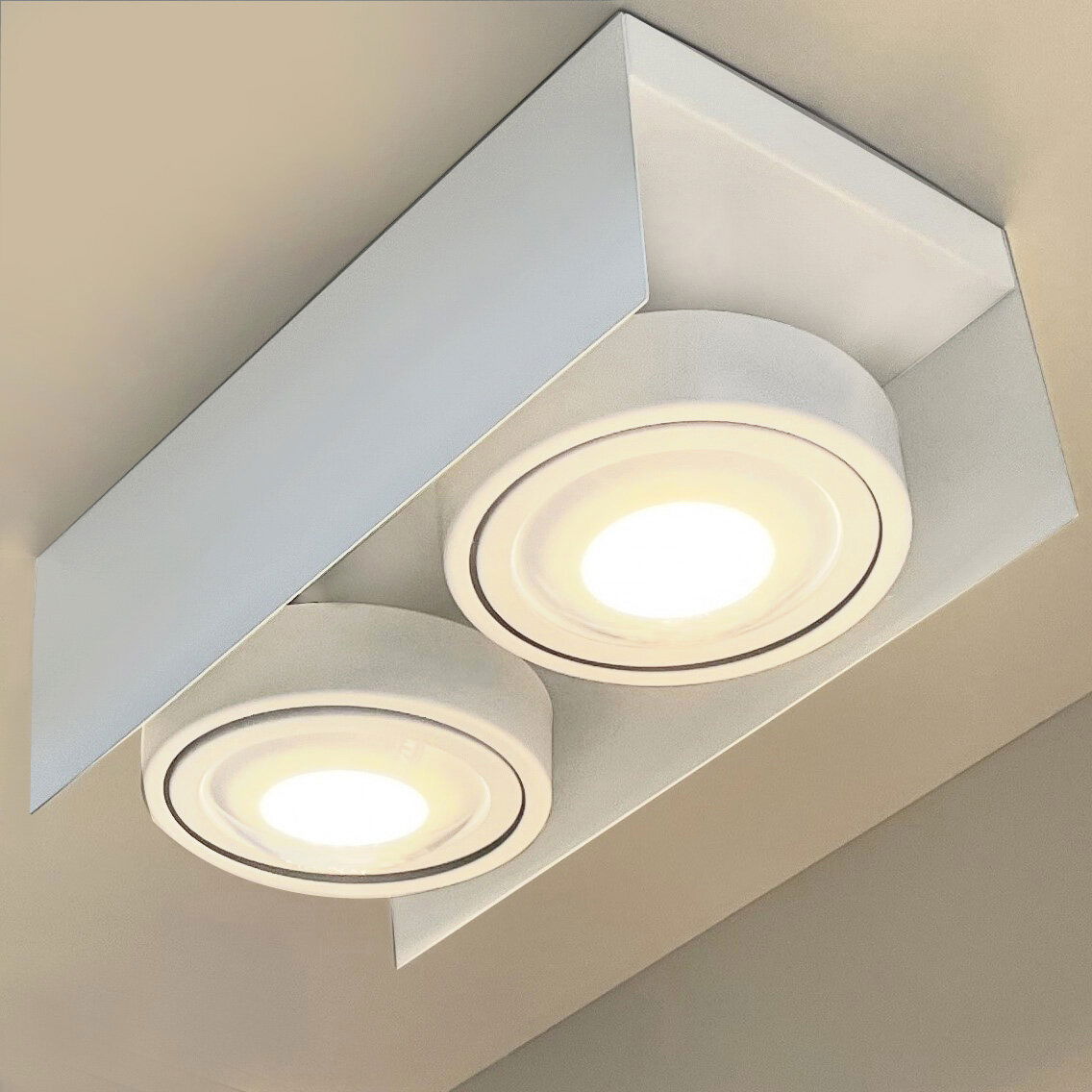 Moderne LED Aufbauleuchte mit zwei runden Lichtquellen, von unten betrachtet.