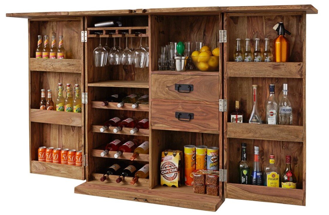 Open houten barkast met wijnrekken, glazenhouders, lades en vakken in de deuren, gevuld met flessen, glazen, citroenen en hapjes, vooraanzicht.