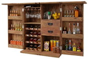 Offener Holz-Barschrank mit Weinregalen, Glashalter, Schubladen und Türfächern, gefüllt mit Flaschen, Gläsern, Zitronen und Snacks, Frontansicht.