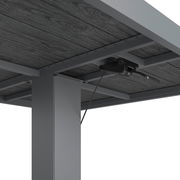 Unteransicht eines Loungegarnitur-Sets mit Metallrahmen und Holzoptik-Tischplatte, Kabel sichtbar