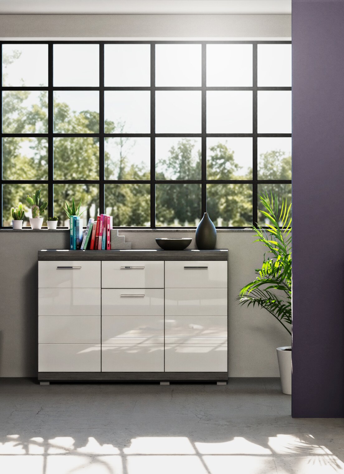 Modernes Sideboard in Weiß mit dunkler Holzplatte und Metallgriffen vor großem Sprossenfenster, dekoriert mit Büchern, Schale, Vase und Pflanzen; Perspektive: frontale Ansicht auf Augenhöhe.