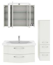 Badezimmermöbel-Set bestehend aus einem Spiegelschrank mit offenen Türen, einem Waschbeckenunterschrank mit zwei Schubladen und einem hohen, schmalen Schrank mit zwei Schubladen und einer Tür, frontal und seitlich abgebildet.