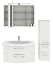 Badezimmermöbel-Set bestehend aus einem Spiegelschrank mit offenen Türen, einem Waschbeckenunterschrank mit zwei Schubladen und einem hohen, schmalen Schrank mit zwei Schubladen und einer Tür, frontal und seitlich abgebildet.