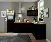 Moderne Küche mit Eckunterschrank in dunklem Design, Blick von vorne auf die Arbeitsfläche mit Spüle und Herd.