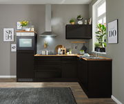 Moderne Küche mit Eckunterschrank in dunklem Design, Blick von vorne auf die Arbeitsfläche mit Spüle und Herd.