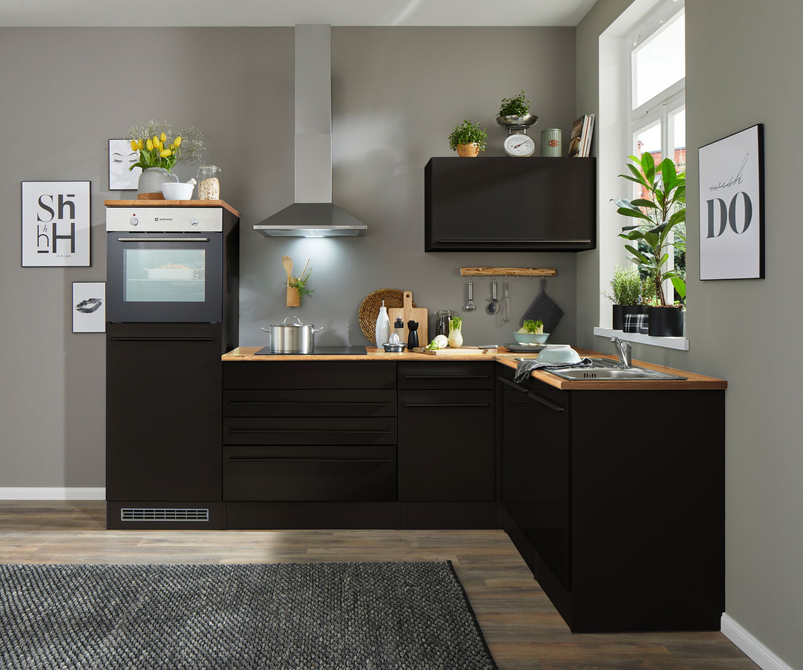 Moderne Küche mit Eckunterschrank in dunklem Design, Blick von vorne auf die Arbeitsfläche mit Spüle und Herd.