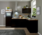 Moderne Küche mit Eckunterschrank in dunklem Design, Blick von vorne auf die Arbeitsfläche mit Spüle und Herd.