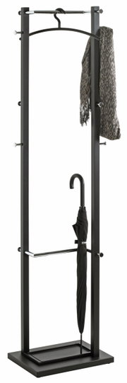 Moderner Garderobenständer aus Metall mit Haken für Mäntel und Schals, sowie einem Fach für Regenschirme. Frontalansicht.
