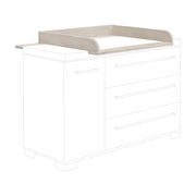 Wickelaufsatz aus Holz in heller Farbe, perspektivisch von schräg oben auf einer Kommode montiert.