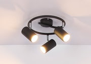 Plafondspot met drie verstelbare zwarte lampen, gezien van onderaf.