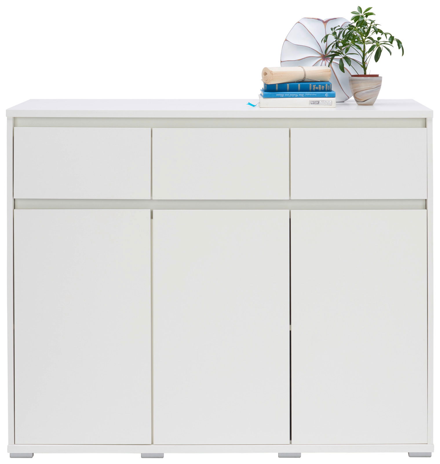 Weißes Sideboard mit drei Schubladen und drei Türen, dekoriert mit Büchern und einer Pflanze, frontale Ansicht.
