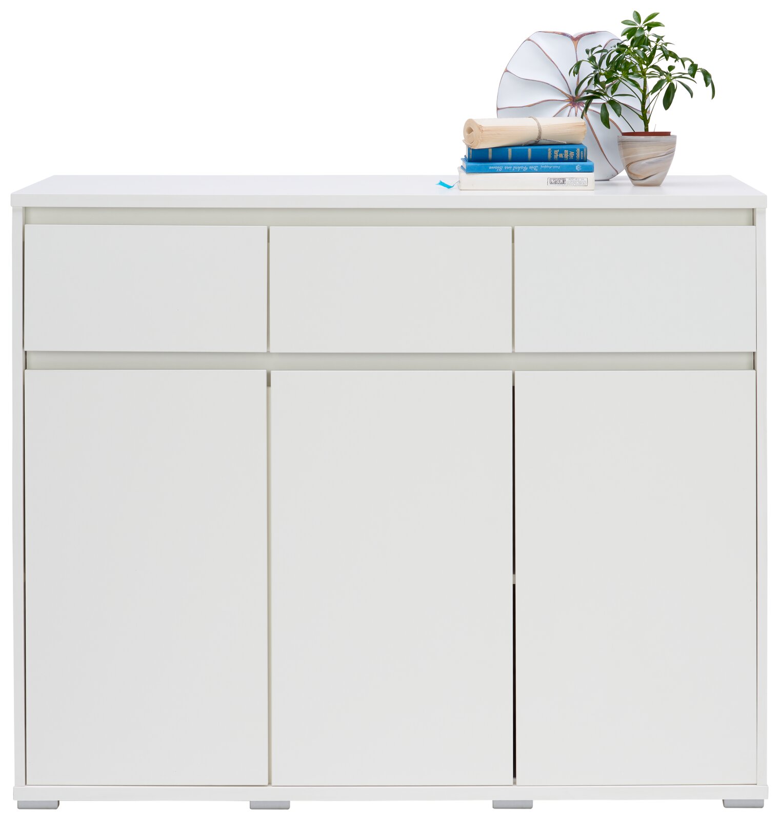 Weißes Sideboard mit drei Schubladen und drei Türen, dekoriert mit Büchern und einer Pflanze, frontale Ansicht.