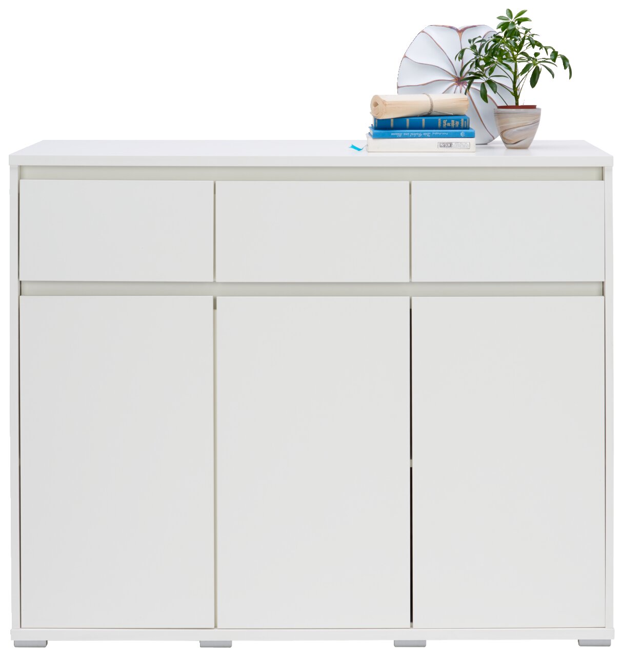 Weißes Sideboard mit drei Schubladen und drei Türen, dekoriert mit Büchern und einer Pflanze, frontale Ansicht.