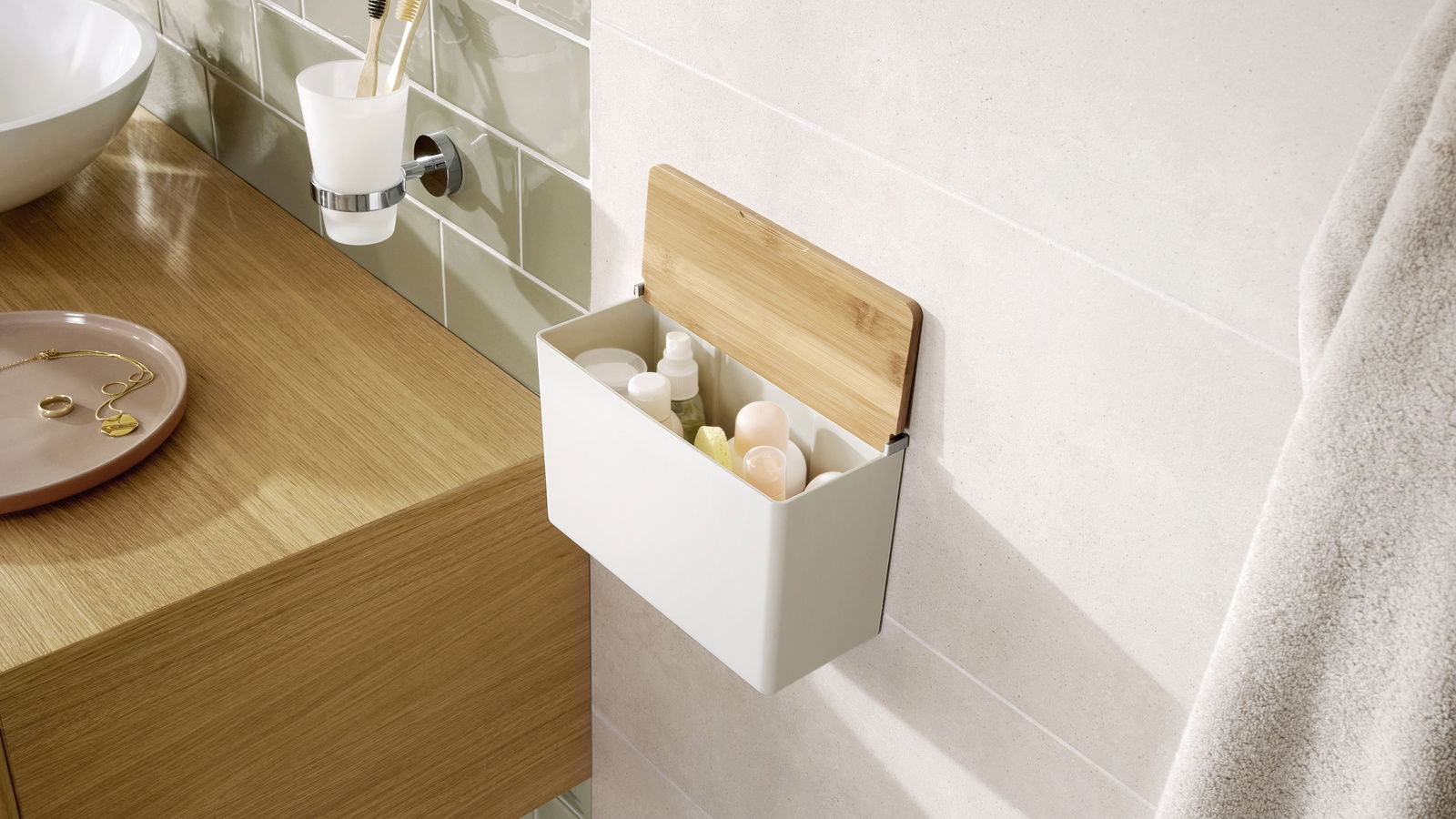 Tesa Aufbewahrungsbox BABOO Wandmontierte Baboo Aufbewahrungsbox XL mit offenem Holzdeckel, gefüllt mit Badezimmerartikeln, aus seitlicher Perspektive.