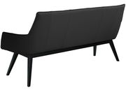 Rückansicht einer modernen schwarzen Bank mit schrägen Beinen
