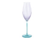 Transparentes Champagnerglas/Sektflöte mit zart violett getöntem Kelch und hellblauem Stiel und Fuß, freigestellt auf weißem Hintergrund, Frontansicht