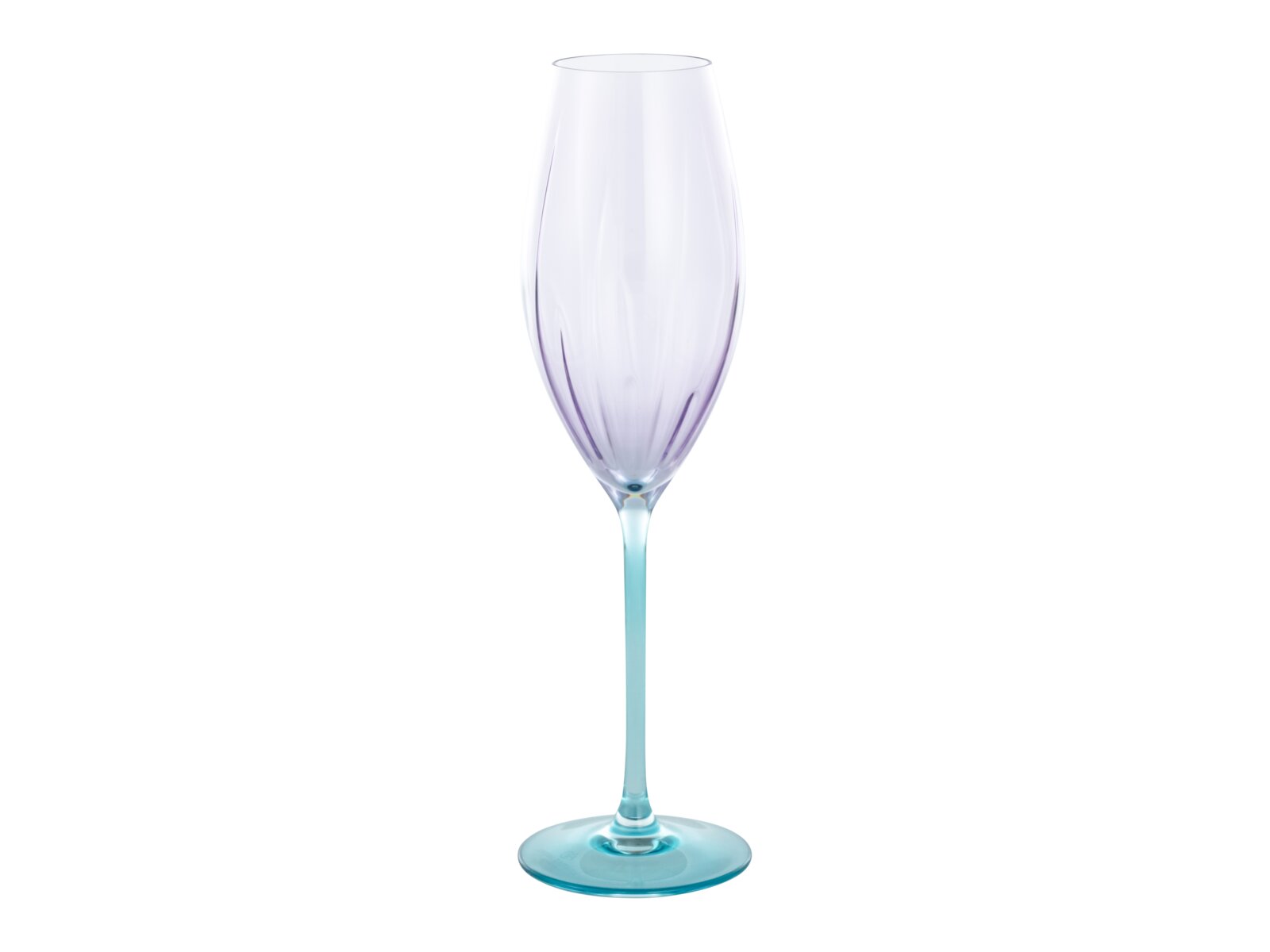 Transparentes Champagnerglas/Sektflöte mit zart violett getöntem Kelch und hellblauem Stiel und Fuß, freigestellt auf weißem Hintergrund, Frontansicht