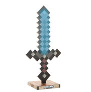 Minecraft Diamantschwert als pixelige Sammlerfigur auf Sockel mit Minecraft-Logo, frontal aus leicht erhöhter Perspektive vor weißem Hintergrund