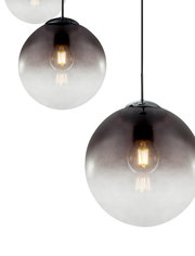 Moderne Hängeleuchte mit rauchgrauem Glaskugel-Design, seitliche Perspektive