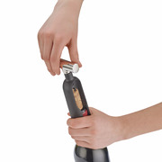 Nahaufnahme eines Korkenziehers aus dem Sommelier-Set Baric, der in eine Weinflasche gedreht wird. Die Perspektive zeigt eine Hand, die den Korkenzieher hält und eine andere Hand, die den Griff dreht.