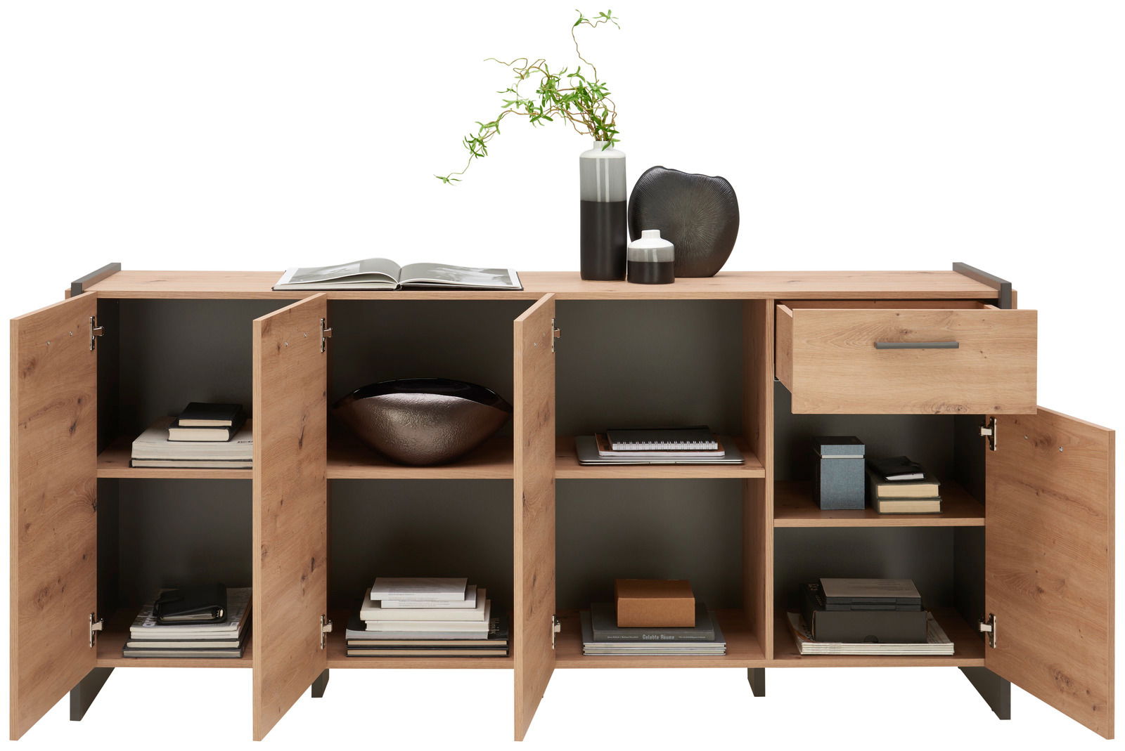 Kommode aus Holz mit offenen Türen und Schublade, gefüllt mit Büchern und Dekorationen, aus frontaler Perspektive.