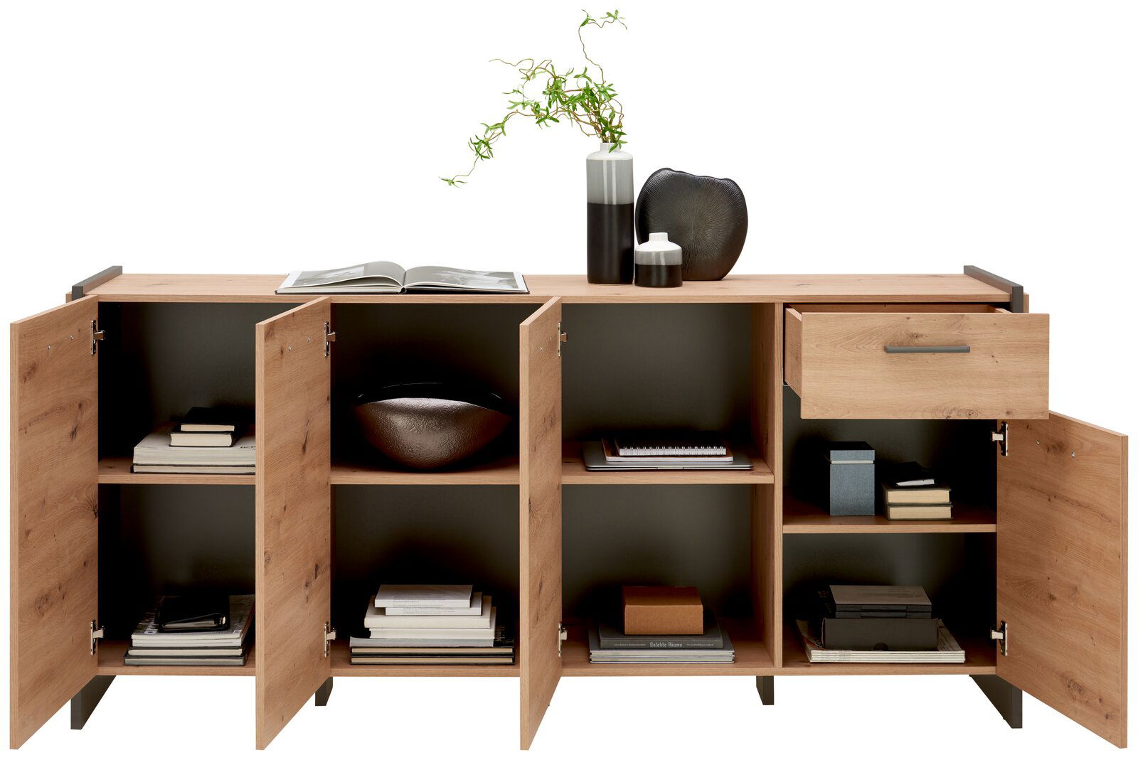 Kommode aus Holz mit offenen Türen und Schublade, gefüllt mit Büchern und Dekorationen, aus frontaler Perspektive.