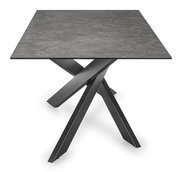 Moderner Esstisch mit quadratischer, dunkler Tischplatte und stilvollem, gekreuztem Metallgestell, seitliche Perspektive